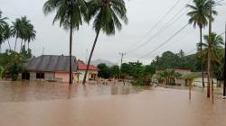 Banjir 1 Meter di Gorontalo Utara, Akses Jalan Desa Tak Bisa Dilewati