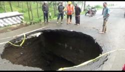 Lubang Besar Jalan Amblas di Bumijawa Brebes Jadi Tontonan Puluhan Warga