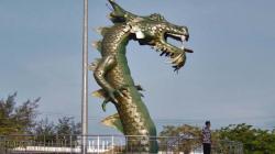 Penampakan Patung Naga Ikon Kota Baubau, Kepala dan Ekor Terpisah 5 Km