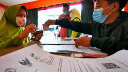 Warga Kelurahan Sukabumi Utara Terima BLT Tahap II Rp300.000