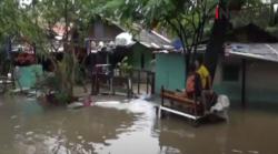 Video Banjir Rendam Pemukiman Warga di Cipinang Melayu Jaktim