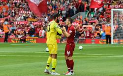 Alisson dan Robertson Digosipkan Ribut, Kapten Liverpool Malah Tertawa