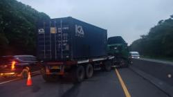 Dipotong Jalur, Kontainer Oleng dan Melintang di Tol Cipularang Purwakarta<