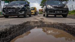 Jalan Berlubang di Jalur Pantura Ancam Keselamatan Pengendara