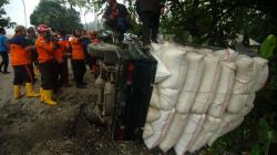 Mobil Pikap Kelebihan Muatan Terguling saat Lewati Jalan Rusak