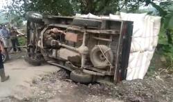 Kelebihan Muatan, Pikap Terbalik di Tanjakan Clirit View Kalibakung Tegal