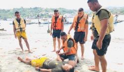 Tingkatkan Kemampuan, Personel Brimob Polda Maluku Latihan Teknik Water Rescue dan RJP