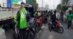 Video Puluhan Pengemudi Ojol di Senen Jakpus Dirazia Parkir Sembarangan