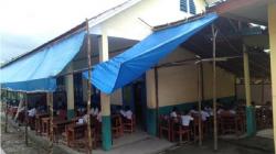 Ruang Kelas Kurang, Siswa SD di Mentawai Belajar di Teras Beratapkan Terpal