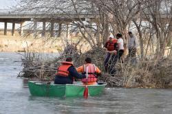 Perempuan Tewas saat Seberangi Sungai yang Dingin dari Meksiko ke AS