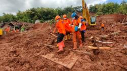 Detik-Detik Basarnas Evakuasi 5 Jenazah Korban Longsor Nganjuk