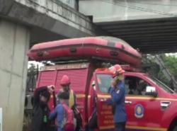 Video Seorang Pria Hilang Tenggelam di Kali Ciliwung