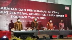 Kunjungi Sulut, Plt Ketua KPU Serahkan SK CPNS dan Santunan KPPS di Minahasa<
