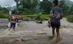 Demi Air Bersih 5 Liter, Anak-Anak di Sikka Bertaruh Nyawa Terjang Banjir