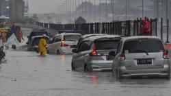 Banjir di Jalan Menuju Gerbang Tol Jakarta - Cikampek, Banyak Mobil Terjebak