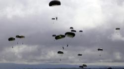 Aksi Paskhas TNI AU Terjun Payung Amankan Wilayah Perbatasan NKRI