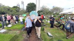 Fadli Zon Gotong Keranda Jenazah Ibunda ke Pemakaman