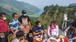 Sandiaga Uno Ngopi Bareng Warga Samosir dengan Latar Keindahan Danau Toba