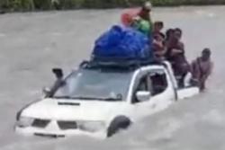 Mobil Pendulang Emas Hanyut Terseret Arus Sungai Kabur di Yahukimo