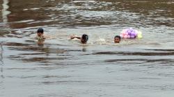 Anak-Anak Kampung Pulo Nekat Berenang di Arus Deras Sungai Ciliwung