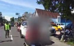 Video Pemotor di Blitar Tabrak Petugas saat Operasi Yustisi Prokes