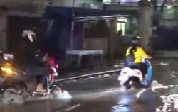 Video Banjir di Kali Sekretaris Duri Kepa, Sejumlah kendaraan Mogok