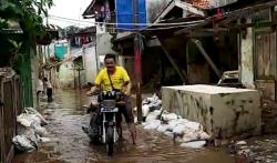 Video Warga Pejaten Timur Tak Mengungsi meski Permukiman Direndam Banjir