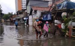Warga Rawa Buaya Cengkareng Mulai Mengungsi akibat Banjir