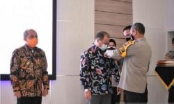 Gubernur Babel Erzaldi Rosman Terima Pin Emas Kehormatan Kapolri<