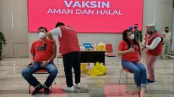 Olly-Steven Disuntik Vaksin Covid-19 Bareng Istri, Ini Pesan yang Disampaikan