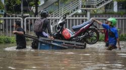 Motor Diangkut Pakai Gerobak Melintasi Banjir di Jalan Kapten Tendean Jakarta