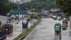 Tol TB Simatupang Banjir hanya Bisa Dilintasi Kendaraan Besar