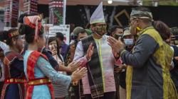 Menparekraf Sandiaga Uno Menari Tortor saat Peluncuran Beli Kreatif Danau Toba