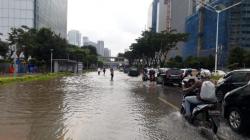Jakarta Banjir, Jalan Jenderal Sudirman Tergenang Air Sebabkan Kemacetan