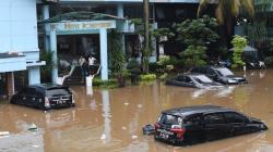 Penampakan Mobil-Mobil Terendam Banjir di Hotel Kebayoran