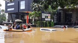 Mobil Terendam Banjir hanya Terlihat Atap di Kemang