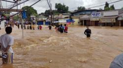 Air Kali Cakung Meluap Deras di Jalan Jatimekar Bekasi, Warga Pasang Tali untuk Menyeberang