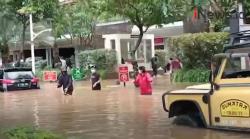 Video Kendaraan Terendam Banjir di Kemang