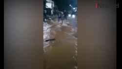 Video Warga Komplek Vila Nusa Indah 3 Bogor Tangkap Ular Sanca Batik Sepanjang 3 Meter saat Banjir