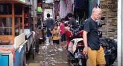 Video Banjir Landa Permukiman Padat Penduduk di Kalipasir Jakarta