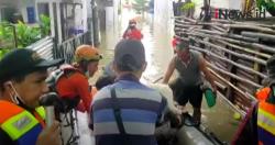 Video Evakuasi Lansia dan Anak-Anak di Komplek Dosen IKIP Bekasi