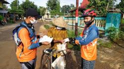 Sambil Bersepeda, Komunitas Gowes di Blora Bagikan Santunan dan Masker 