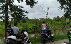 Kali Ledug Tangerang Meluap,  Warga Buat Jaring Ikan Raksasa