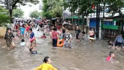 Video Warga Kampung Pulo Jadikan Banjir sebagai Kolam Anak