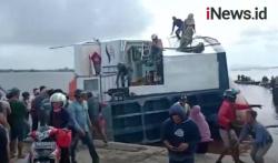 Detik-Detik Kapal Feri KMP Bili Terbalik di Dermaga Perigi Piai