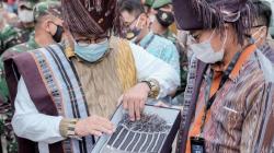 Menparekraf Sandiaga Uno Dorong Perajin Ulos Terus Berinovasi Tingkatkan Produksi