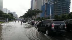 Video Polisi Alihkan Kendaraan ke Ruas Jalan Tak Tergenang Banjir