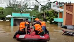 Video Belasan Perahu Evakuasi Korban Banjir di Perumahan Bekasi 