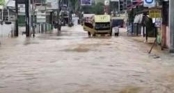Video Truk Bermuatan Batako Terjebak Arus Banjir di Bekasi