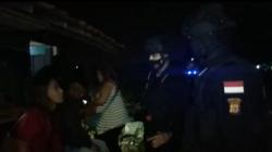 Tim Maung Galunggung Gerebek Gubuk Mesum Waria dan Pesta Miras Anak Punk